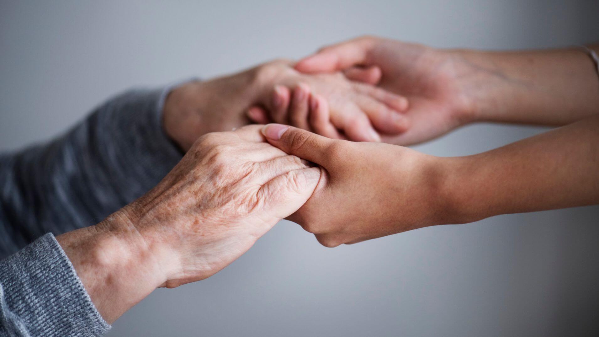 Mãos de paciente idoso ilustrando sintomas de tremor associado à doença de Parkinson