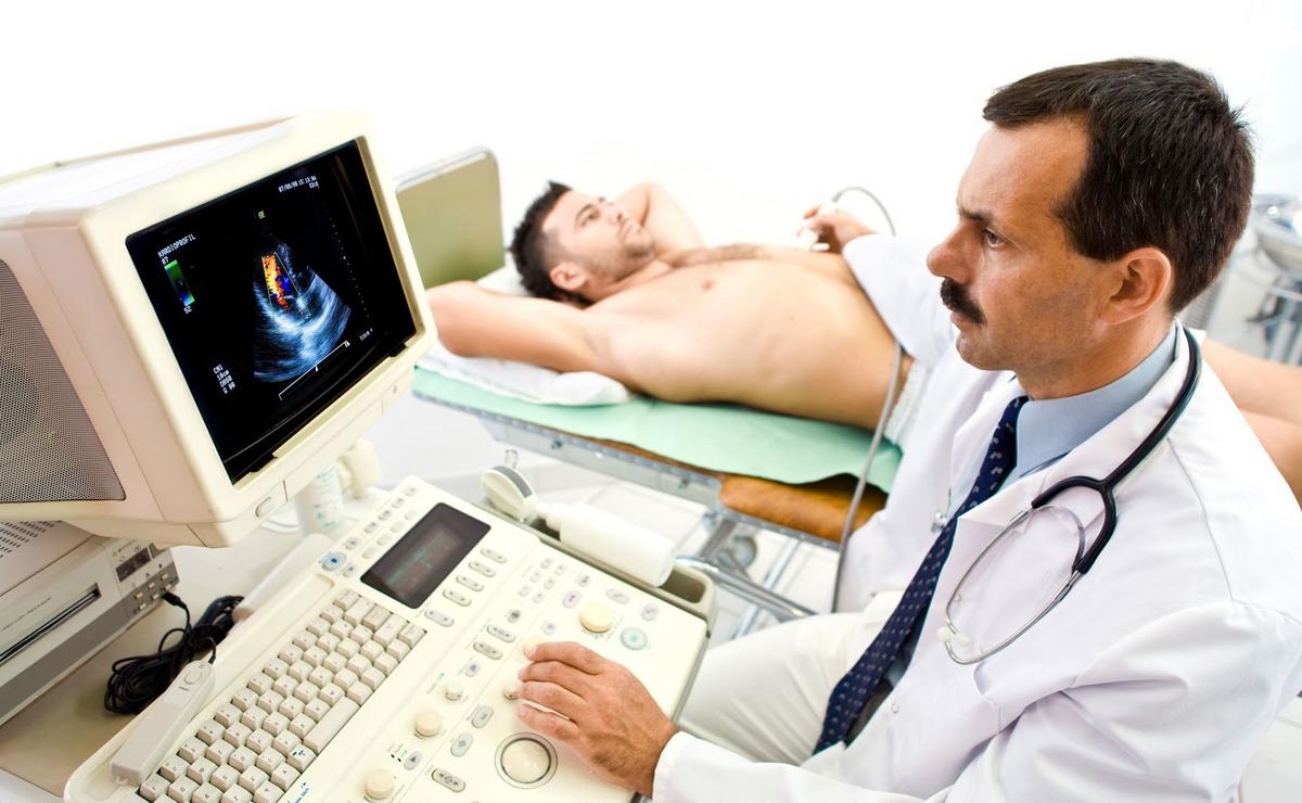 Ecocardiograma sendo realizado por cardiologista