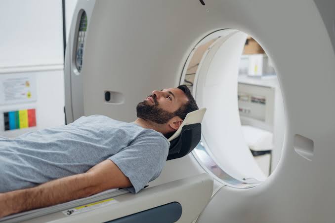 Ressonância magnética sendo realizada em paciente