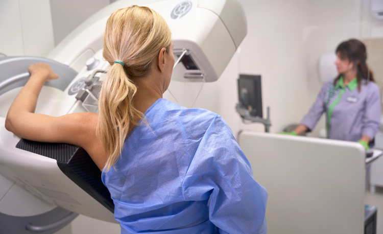 Equipamento de mamografia digital em sala de exame de diagnóstico por imagem